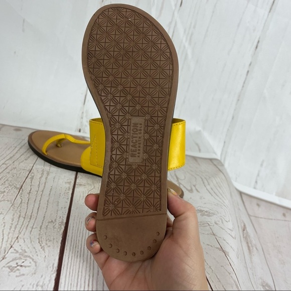 Kenneth Cole Reaction Scroll Writer T-strap flat sandals yellow - Picture 6 of 7